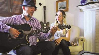 Beto Pires se apresenta ao lado da filha Juliana: show musical mesclado com humor