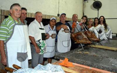 Prefeito em Exercício Nestor Ellwanger, esposa Cleonice e soberanas com assadores - Fotos: Erni Bender - Prefeitura