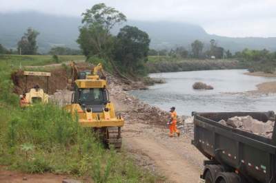 Trabalho de reconstrução avança na 858