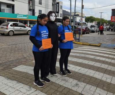 Intervenção do Grupo Cara e CorAgem chama atenção para o Maio Laranja 