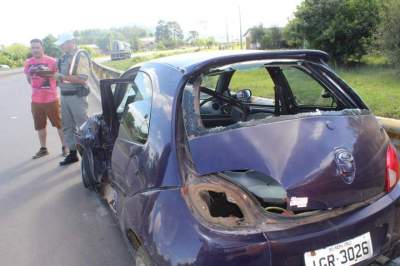 Acidente envolve Ford Ka e caminhão no trevo de acesso à cidade