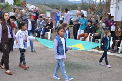 Desfile Cívico Farroupilha reúne centenas de pessoas em Novo Cabrais 