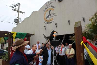 Centelha crioula foi acessa pelo prefeito Paulo Butzge, patrão Rubem Rutsatz, Leandro Figueiró e Leandro Muller, do grupo de cavaleiros