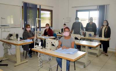 Gabinete da Primeira-Dama coordena produção caseira de máscaras (Foto: Erni Bender)