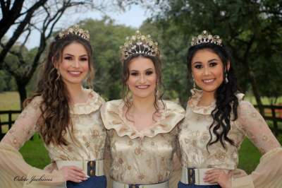 As atuais soberanas: Priscila Moraes, Marina Aggens e Gabriele Bredow