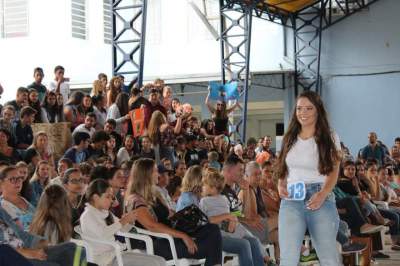 O desfile da candidata a rainha Luana, nº 13