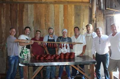 A turma com o instrutor do Senar e o presidente do Sindicato Rural de Candelária