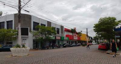 Movimentação no centro da cidade antes da chuva, que começou com um chuvisco antes das 10h
