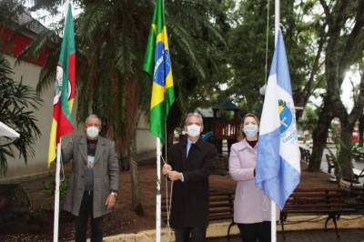 Hasteamento das bandeiras em homenagem ao Dia do Município