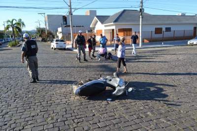 Colisão deixa motociclista ferida no centro