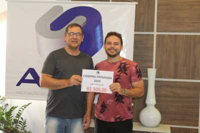 A entrega do prêmio para Adelmo Barbosa Júnior