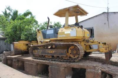 Trator de esteira e patrola já estão no pátio das obras