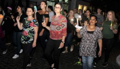 Em protesto pacífico, professores estaduais realizam “Passeata Iluminada”