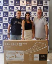 Fernanda Souza, cliente da Bino Colchões e moradora do Centro, ganhou uma TV 55