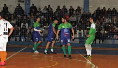 Atletas do UGF comemoram o gol de Darlan, que abriu o placar