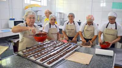 Sicredi doa aventais para Chococande