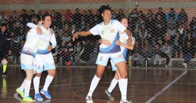 Ao final da partida, jogadoras do Medianeira comemoram a vitória