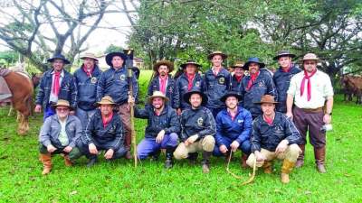 O grupo de cavaleiros reunido na quinta, 12, na estrada do Albardão, em Rio Pardo