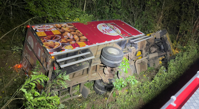 Caminhão tomba na ERS-400 e deixa 2 feridos