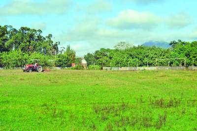 Campo de futebol recebeu nova roçada