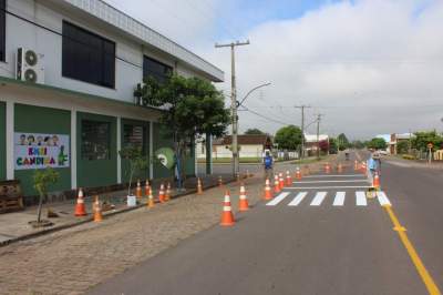 Sinalização de trânsito já está sendo instalada na Avenida Gaspar Silveira Martins, uma das mais movimentadas do bairro Rincão Comprido