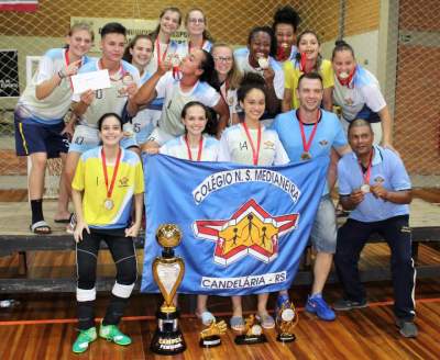 Na imagem, a equipe do Colégio Medianeira com todos os troféus conquistados