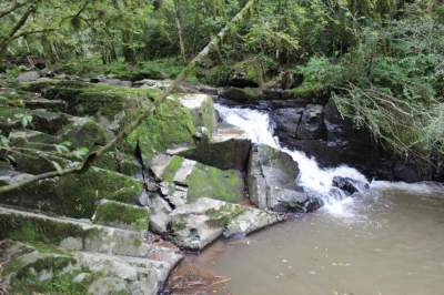 Uma das trilhas leva os visitantes até a parte de cima da Cascata da Ferradura 