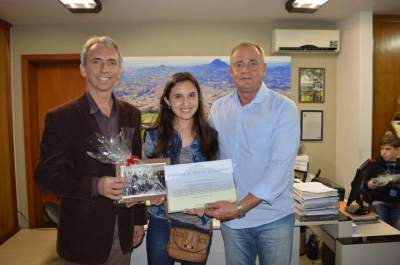 Vice-prefeita Estudantil Eduarda da Silva Padilha (EMEF Christiano A. Graeff), ao lado do prefeito Paulo Butzge e vice Nestor Ellwanger