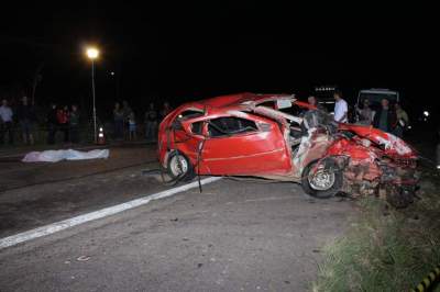 Corpo da vítima fatal foi arremassada para fora do carro