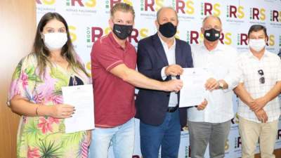 Prefeito assina contrato para manutenção de estradas vicinais
