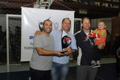 A premiação do goleiro menos vazado do master para Rafael e Quati, do Olarias