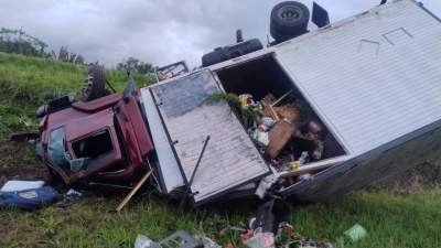 Saída de pista deixa duas pessoas feridas na 287
