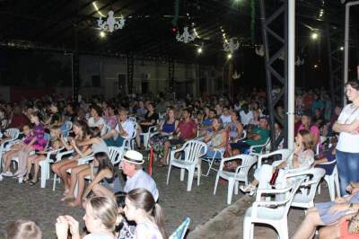 Um bom público acompanhou as apresentações na rua coberta