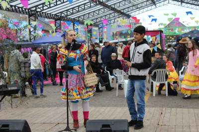 Dineia Molz, apresentou as atrações. Na foto, com Pablo Francisco, um dos vencedores do Festival da Canção Estudantil