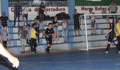 A comemoração do segundo gol do Pinheiro