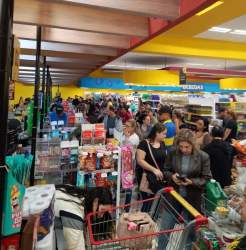 Medo de desabastecimento gera filas nos supermercados