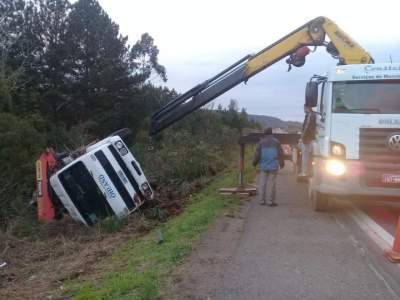 Guincho está realizando remoção do veículo