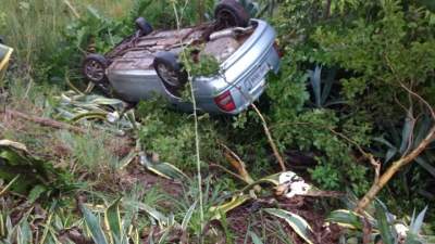 Carro capota após saída de pista na Vila Botucaraí 