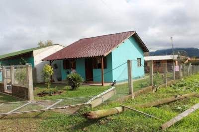 Poste de telefone avariado derruba outro portão de uma casa