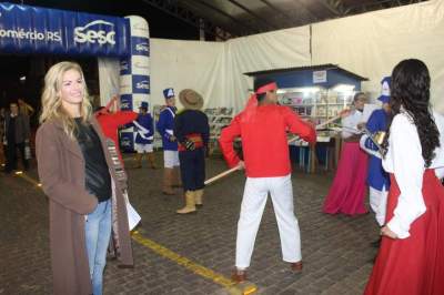 Patrona Letícia acompanhou intervenção teatral do Grupo Cara & Cor’agem com inspiração na sua obra