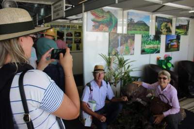 Várias pessoas tiraram fotos ao lado da réplica do animal com idade estimada em 220 milhões de anos