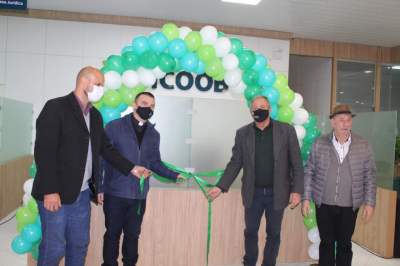 Autoridades prestigiam a abertura da agência do Sicoob