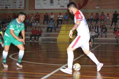 Felipe Suelo, com a bola, marcou os dois primeiros gols atleticanos