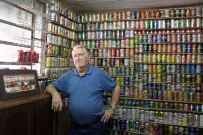 Seu Romildo e sua coleção de aproximadamente mil latas