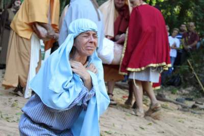 Encenação da via crúcis de Cristo emociona o público no Botucaraí