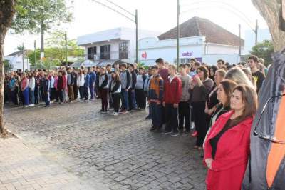 Estudantes das escolas La Salle, Guia Lopes e Professor Penedo acompanharam a cerimônia
