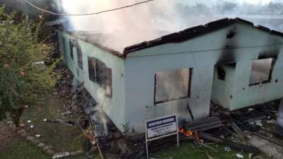 Incêndio destrói casa paroquial no Bairro Santo Antônio, em Cerro Branco 