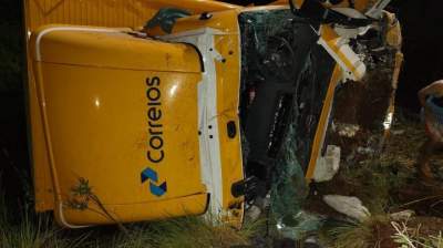 Motorista fica preso às ferragens após cair de ponte sobre o Rio Botucaraí