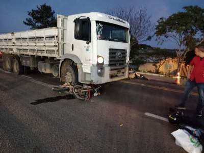 Acidente entre caminhão e duas motos deixa vítima fatal