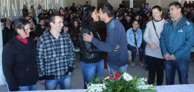 Cerimônia de casamento coletivo é realizada no parque de eventos